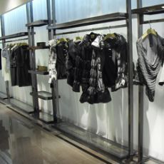 專業(yè)品質，匠心制造——東莞市東城浚朗工藝制品廠，一站式鞋帽零售展示解決方案專家