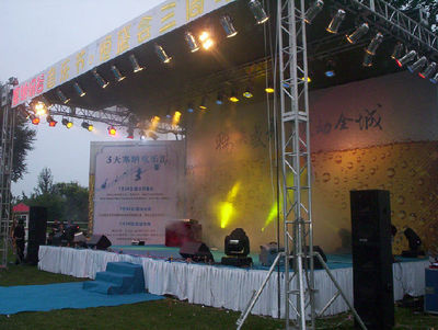 北京豐臺(tái)舞臺(tái)設(shè)備一站式解決方案 燈光音響、背景投影儀租賃與演藝吧設(shè)備租售